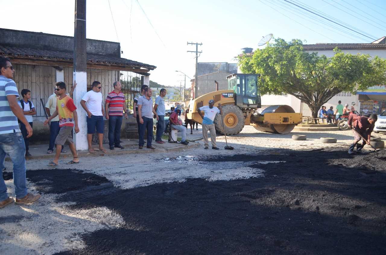 Mais ruas de Camacã recebem asfalto na operação tapa buracos